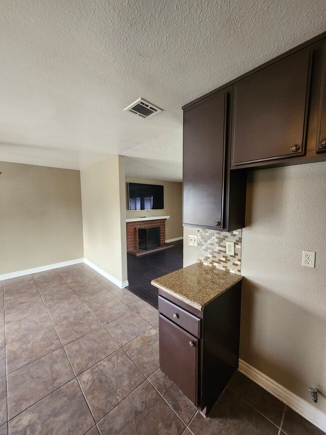 Building Photo - Inviting 3-Bedroom Home
