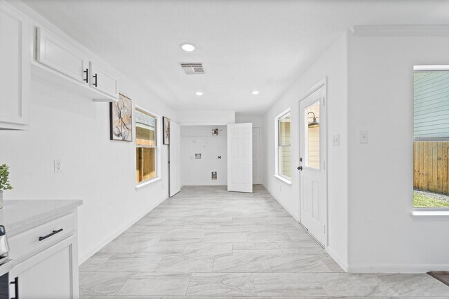 Building Photo - 6310 Mountain Pines Ln