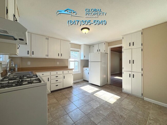 Building Photo - 5 Bedroom Home For Rent in Kankakee