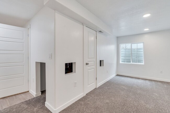 Building Photo - Stunning 5 Bedroom Herriman Home with Mode...