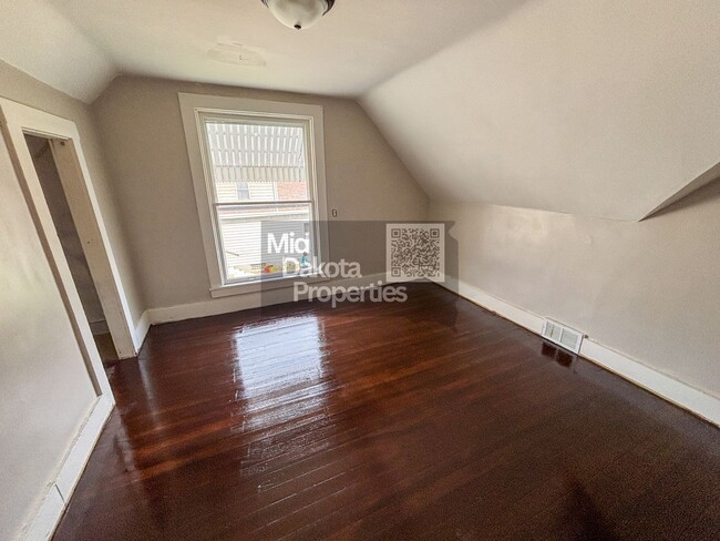 Building Photo - 502 E 3rd-6 bedroom, 2 bathroom house
