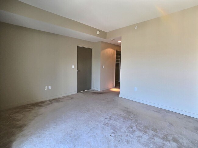 Building Photo - Fantastic 2 Bed/2Bath Penthouse with Panor...