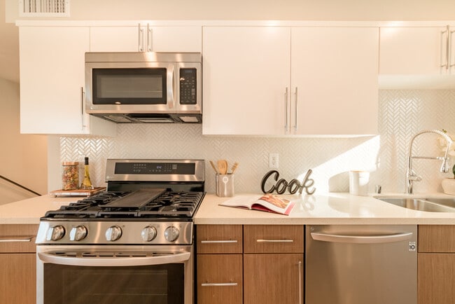 Building Photo - Two Bedroom Town Home-style Like Near NoHo Arts District