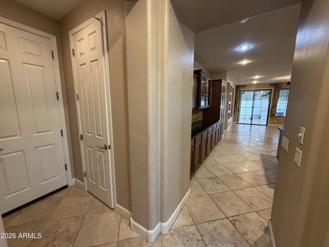 Building Photo - 421 W Wisteria Pl