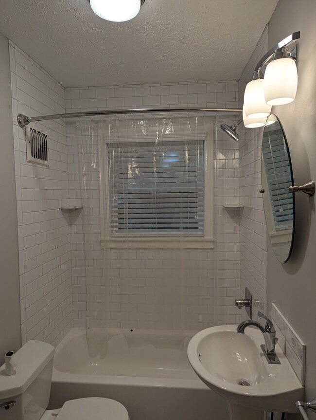 Building Photo - 720 Berne St SE Apt B