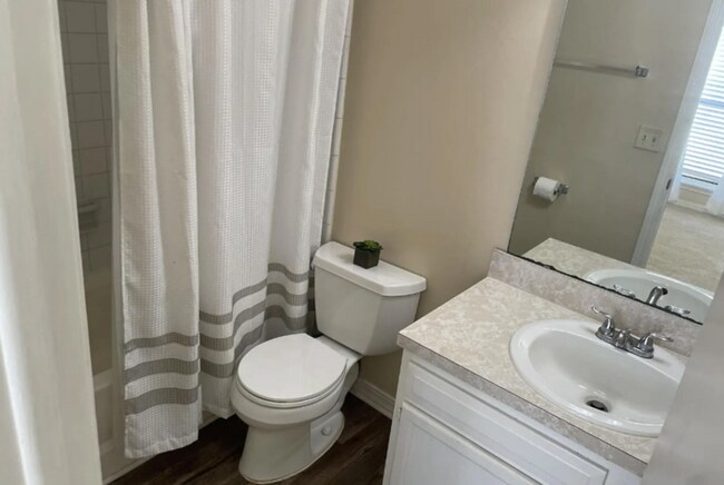 Building Photo - 2 Bedroom Townhome in Lexington Square