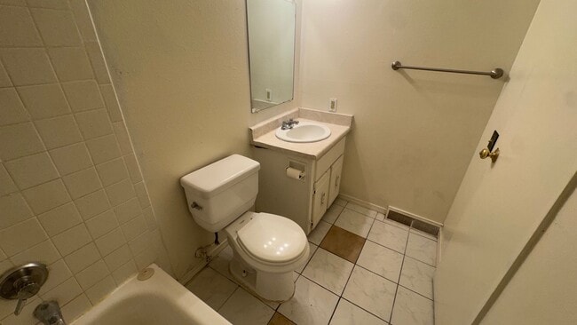 Building Photo - 2 bed, 1 Bath, 900 sqft with washer/dryer hookups and 1 car garage