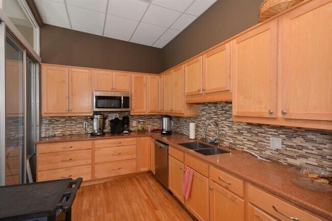 Building Photo - 1537 E Hillsboro Blvd