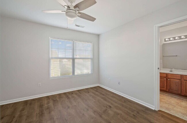Building Photo - Spacious 3-Bed End-Unit Townhome in Durham