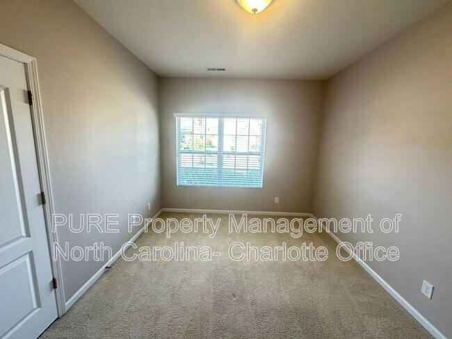 Building Photo - 3520 Larkhaven Ave SW