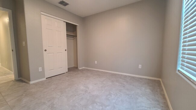 Building Photo - 1541 E Elegante Dr