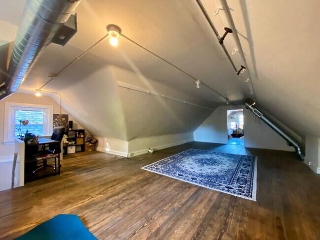 Building Photo - 2364 Victor St