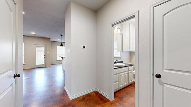 Building Photo - 3 bed 2 bath home with 2 car garage!