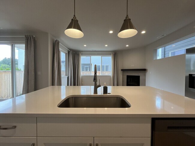Building Photo - Stunning 2024 Built 5BR Home with Main-Level Suite, EV Charger & Covered Patio Near River Terrace
