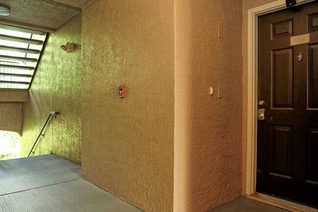 Building Photo - Capri at Hunters Creek - 2 WEEKS RENT FREE...