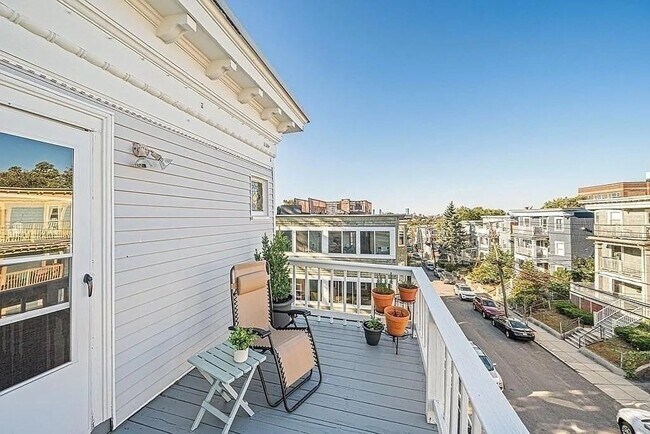 Building Photo - 89 Train St