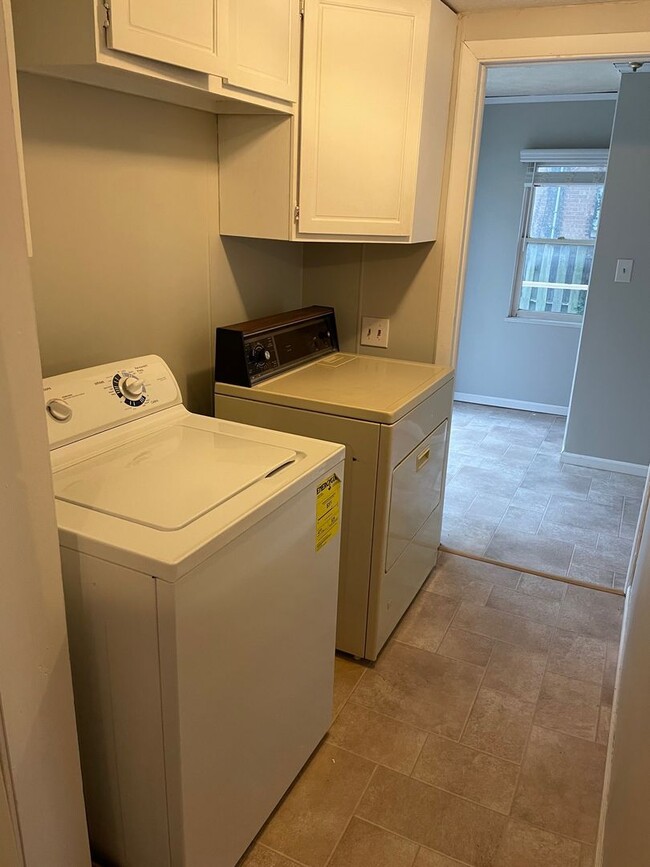 Building Photo - 3 Bedroom House Steps Away From Washington...