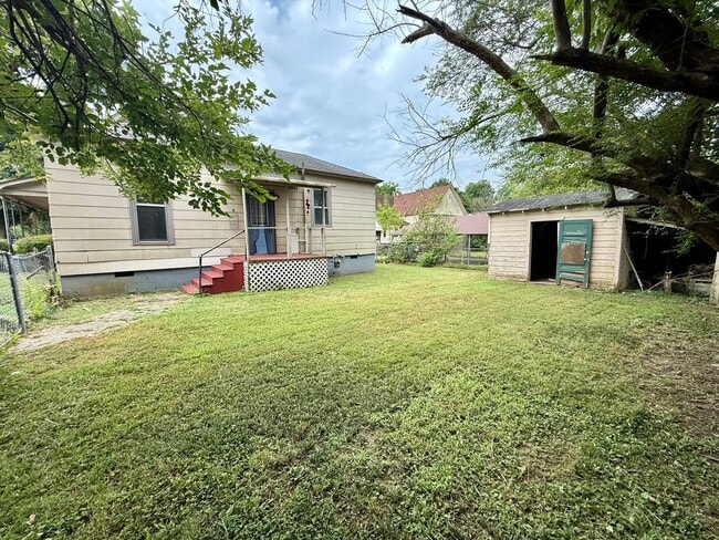 Building Photo - 904 W Oak Ave