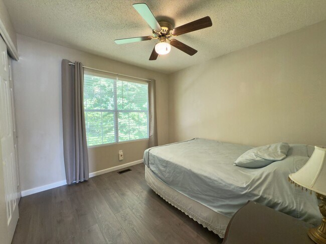 Building Photo - 4585 Village Park Dr E