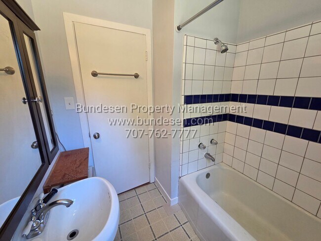 Building Photo - Beautiful 2 bedroom, 1 bath in the desirable Montgomery Village neighborhood - Santa Rosa
