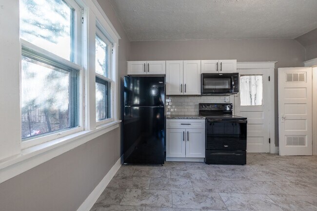 Building Photo - An Adorable 2BD/1BA Home That Has Been Renovated