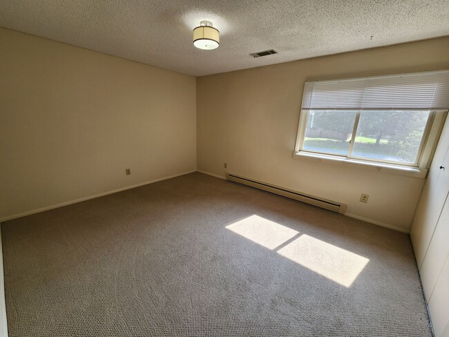 Building Photo - Beautifully remodeled 2 bed, 1 Bath townho...
