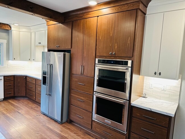 Building Photo - Charming Vintage Farm House