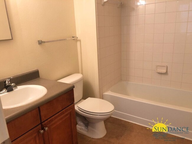 Building Photo - Great 2 Bedroom Townhouse in Crestview