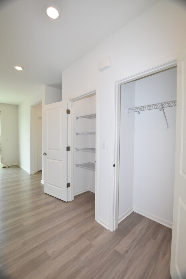 Building Photo - 2945 Showplace Dr