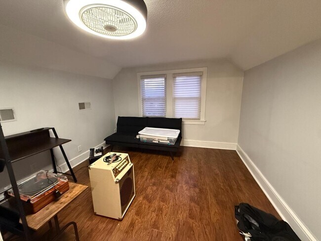 Building Photo - 146 E Park Dr