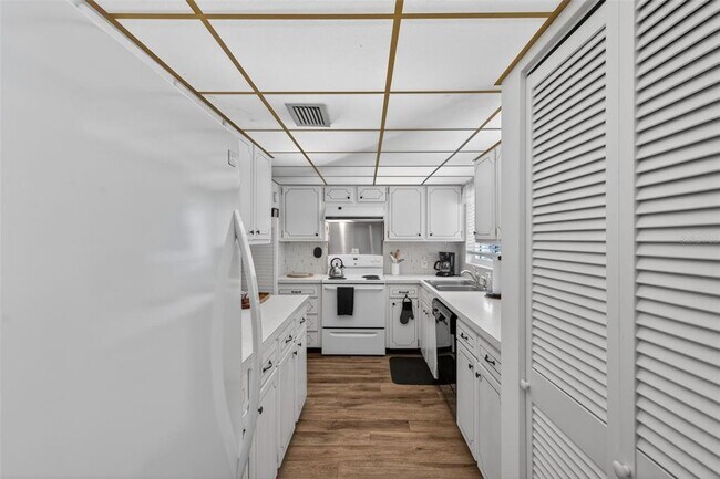 Building Photo - 1200 N Shore Dr NE