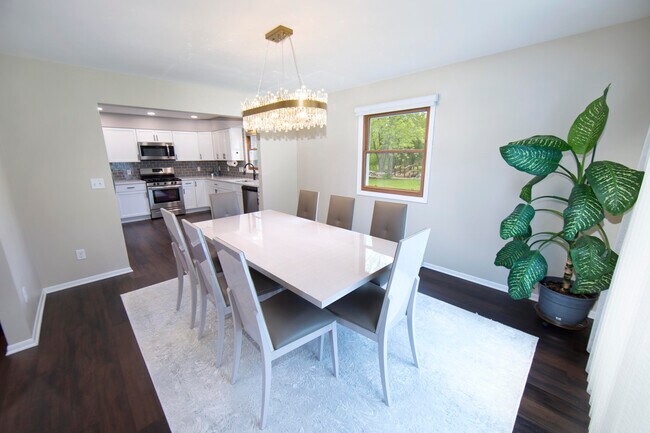 Building Photo - 10234 N La Cresta Dr