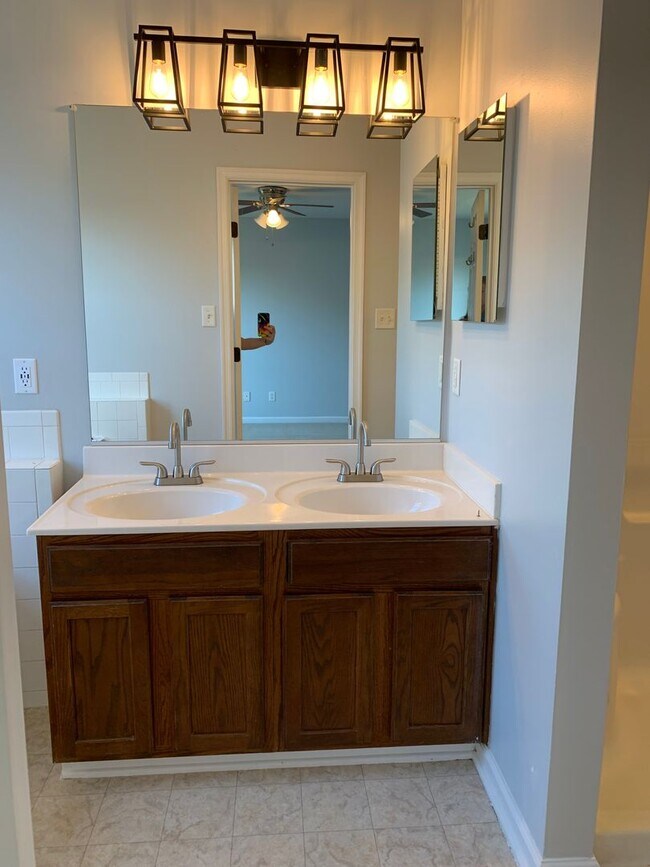 Building Photo - Spacious 3-Bed / 2.5-Bath Townhome – Antrim Crossing Subdivision