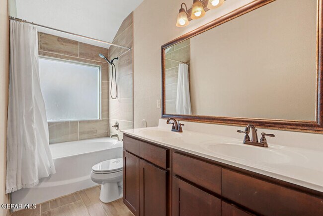 Building Photo - 13960 Lago Vista Ave