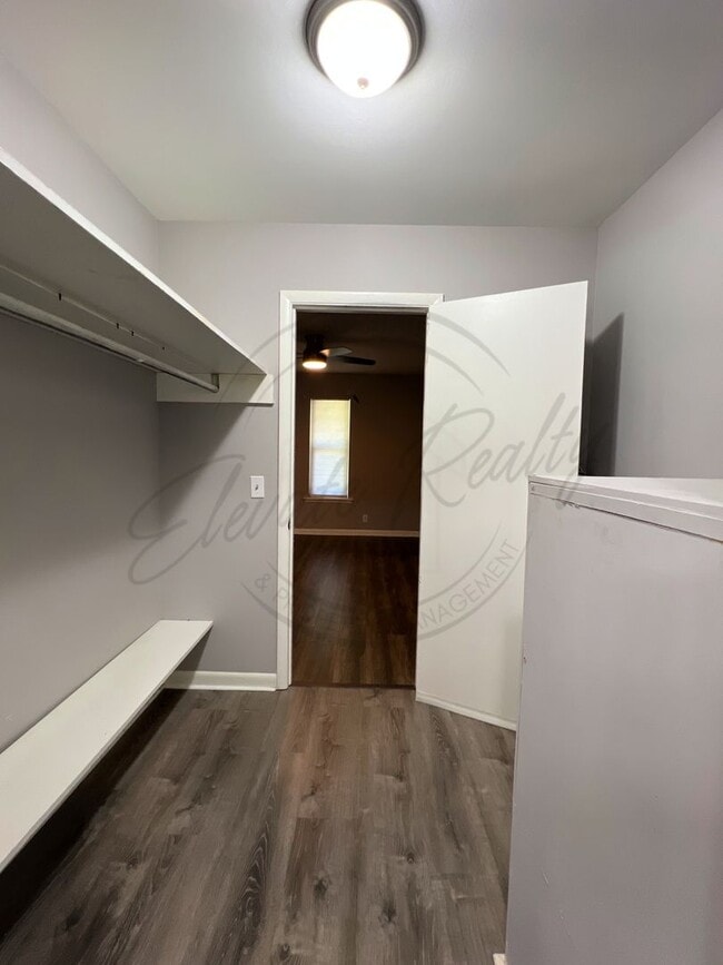 Building Photo - Bright and Airy Second-Floor Apartment with Upgrades and Pet Friendly!