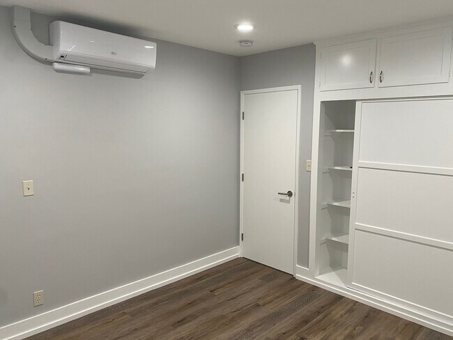 Building Photo - 14954 Moorpark St