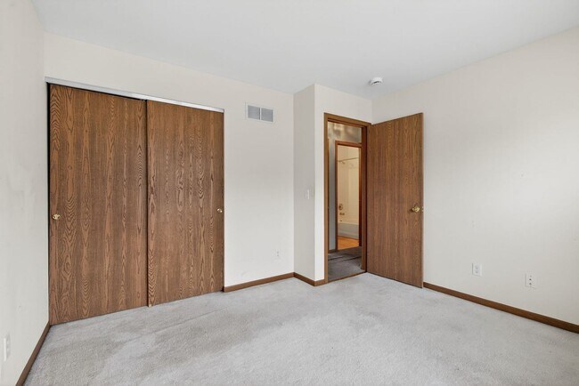 Building Photo - Charming 3 Bedroom with Garage!