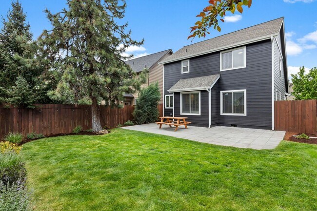 Building Photo - Beautiful SE Bend Home | Spacious Floorplan | Fenced Backyard | Near Parks & Trails