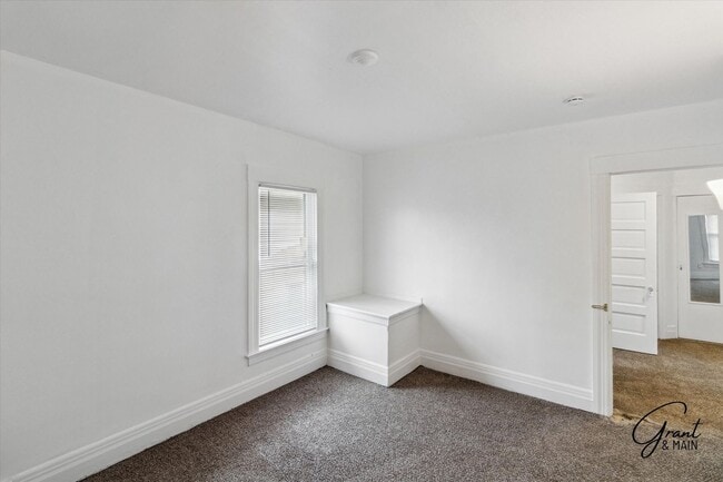 Building Photo - $1495 - 4 Bedroom/2 Bath Home in Islandview