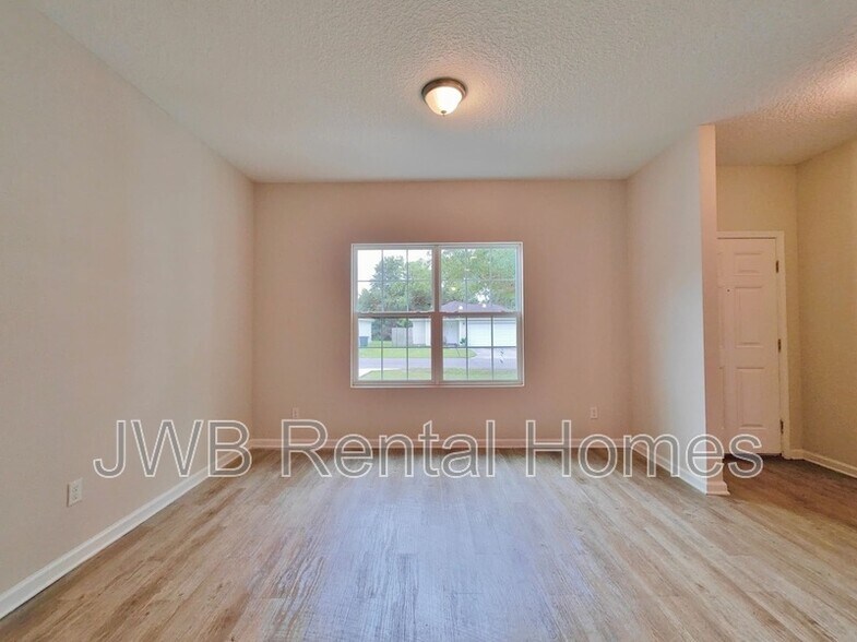 Building Photo - 8231 Hewitt St