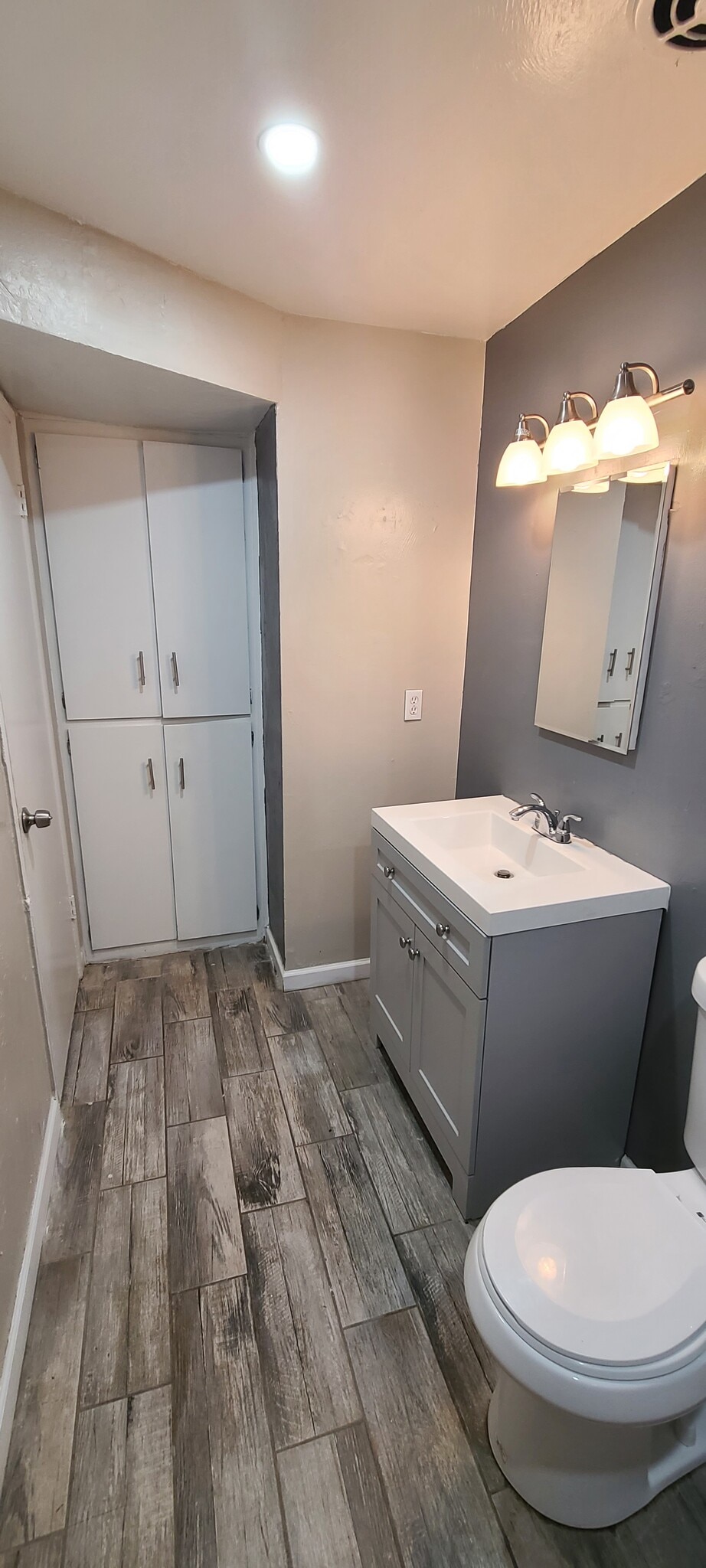 Bathroom - 2332 N Catalina Ave