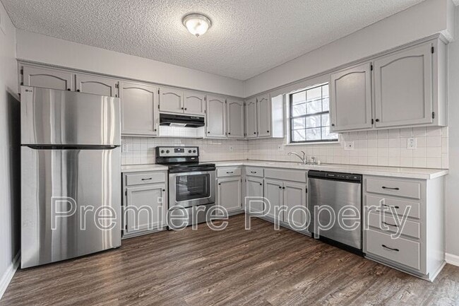 Building Photo - 604 NE Mimosa Dr