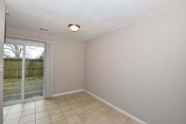 Building Photo - 3 Bedroom 1.5 bathrooms