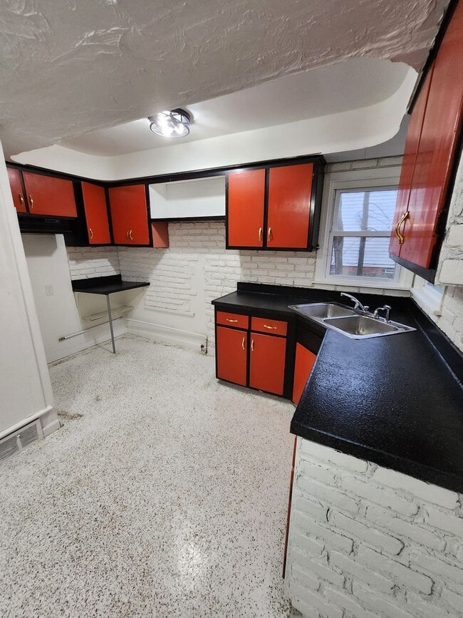 Building Photo - 2005 Hilton Rd