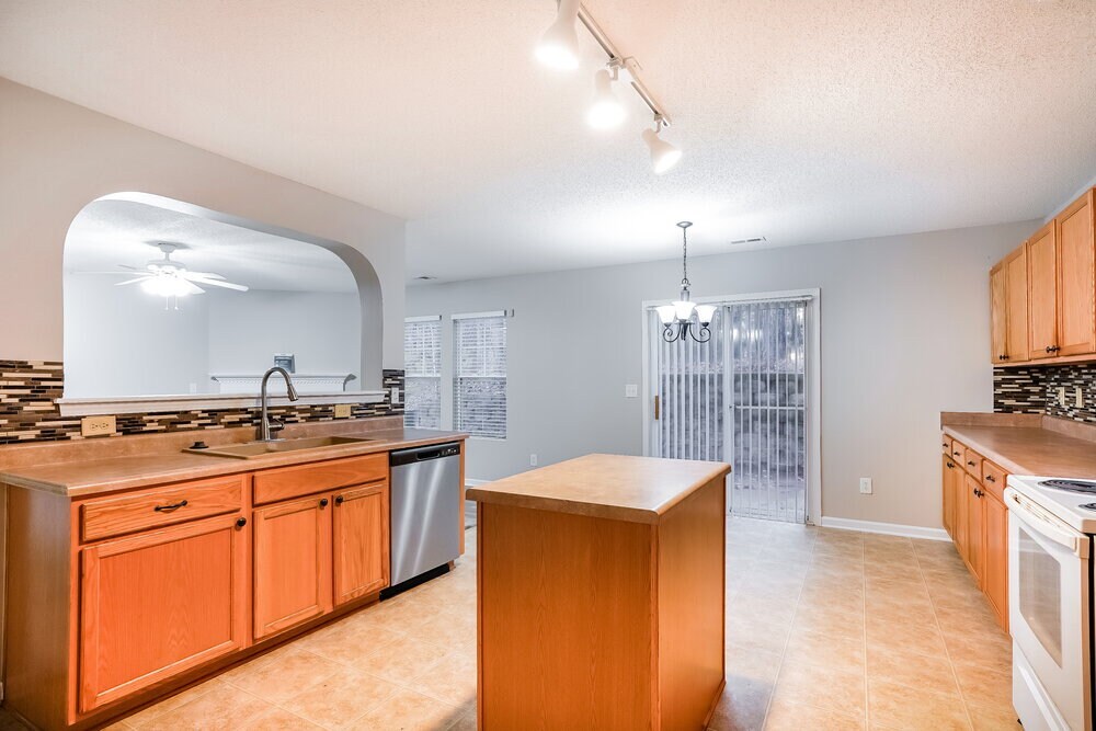 Building Photo - 205 Brookhaven Dr