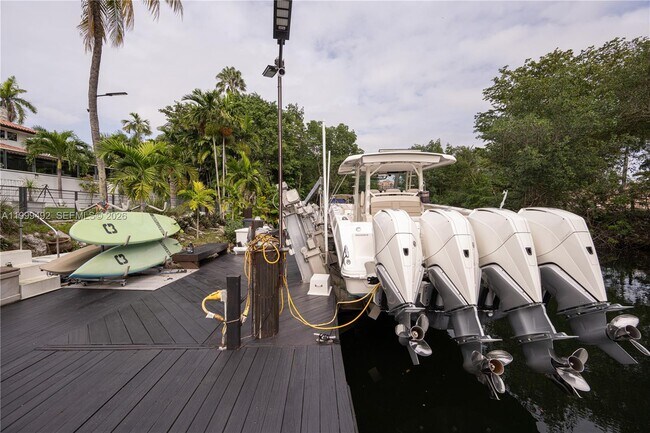 Building Photo - 7125 Los Pinos Blvd