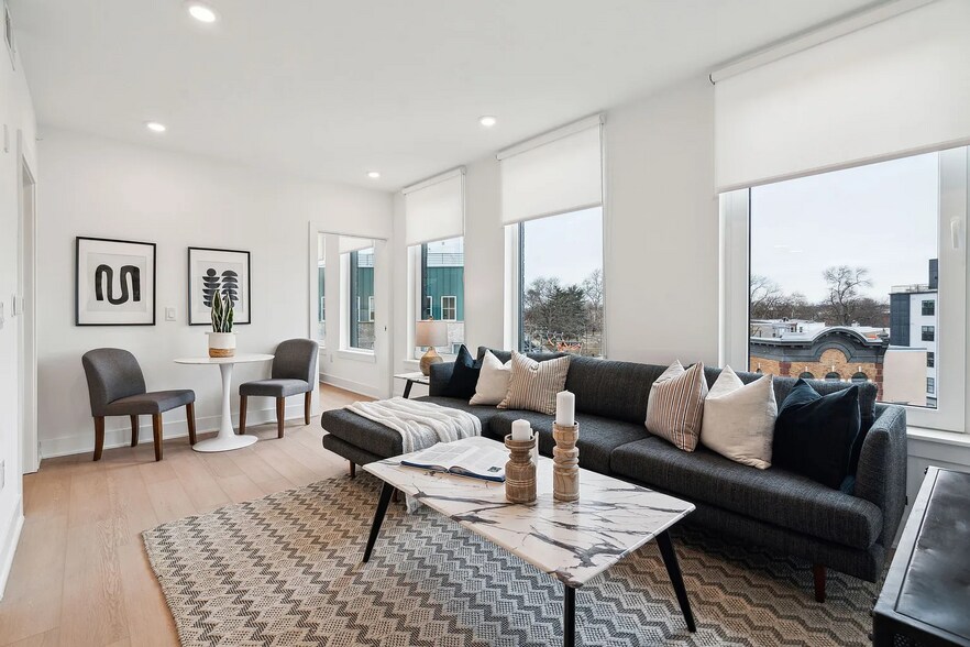 Building Photo - 2000 Dreer St