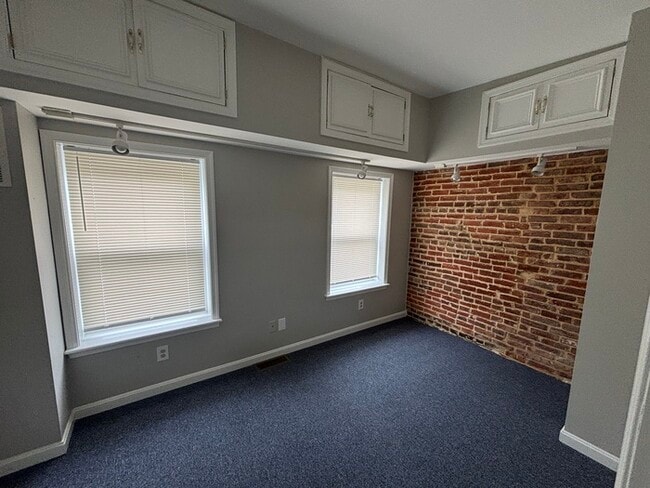 Building Photo - 2 bedroom home with Balcony