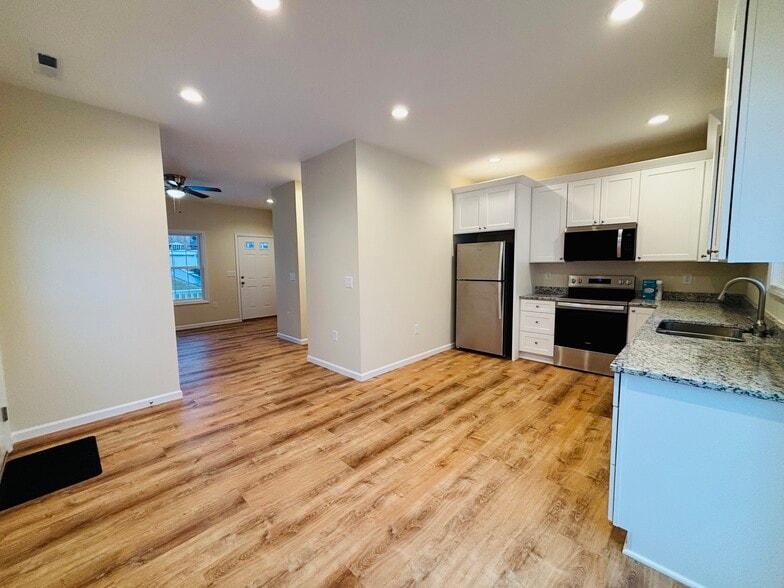 Building Photo - 290 Perry St NE