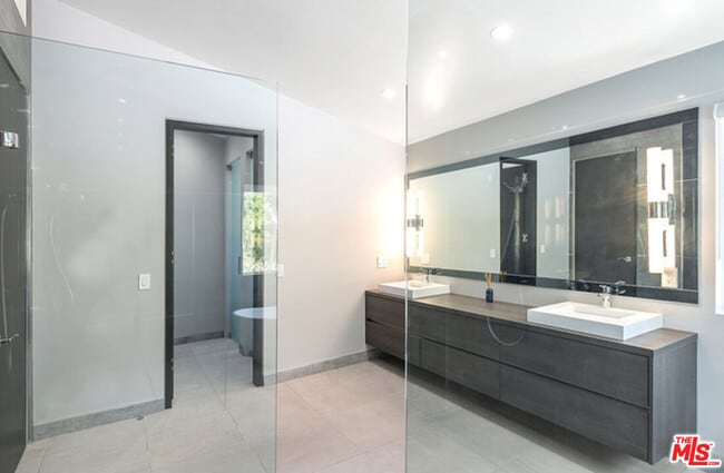 Building Photo - 2122 Castle Heights Ave